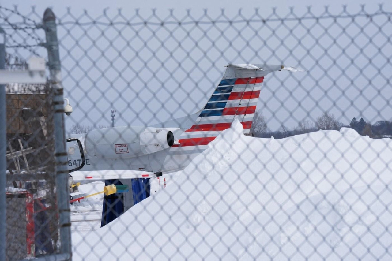 Dvije trećine SAD-a na udaru žestoke snježne oluje, Englezi zatvaraju aerodrome zbog snijega i ledene kiše